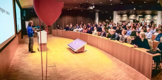 Fullsatt auditorium når komiteen sparket i gang konferansen