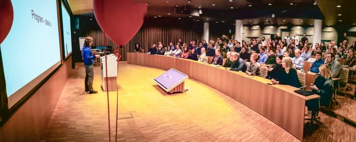 Fullsatt auditorium når komiteen sparket i gang konferansen