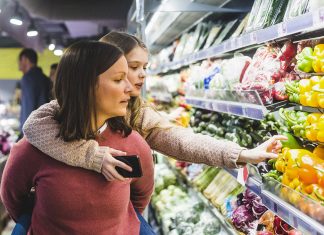 Kvinne og datter handler på butikken